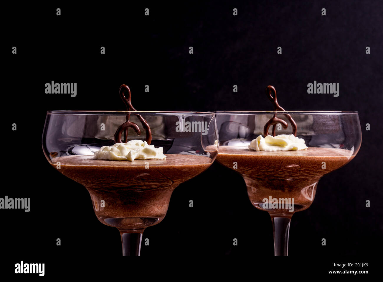 Mousse al cioccolato budino servito in un bicchiere Foto Stock