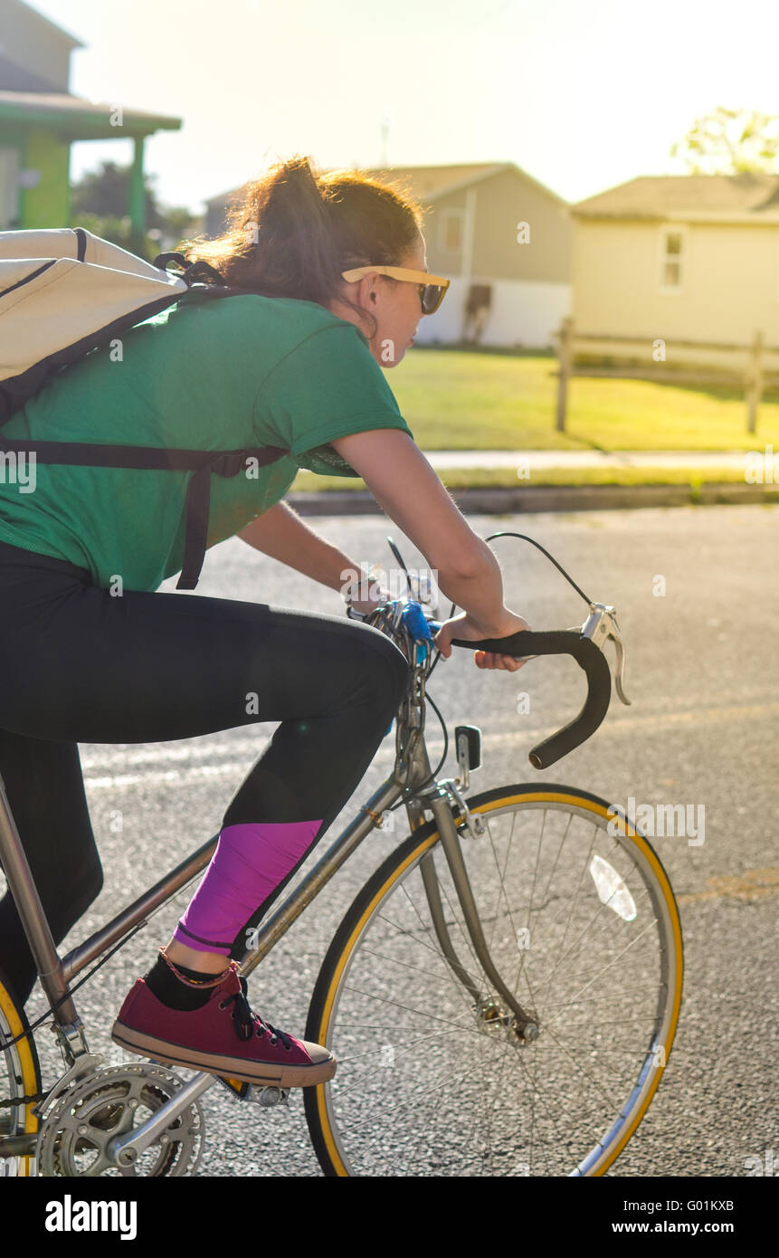 Giovane donna Bicicletta Equitazione sulla strada Foto Stock