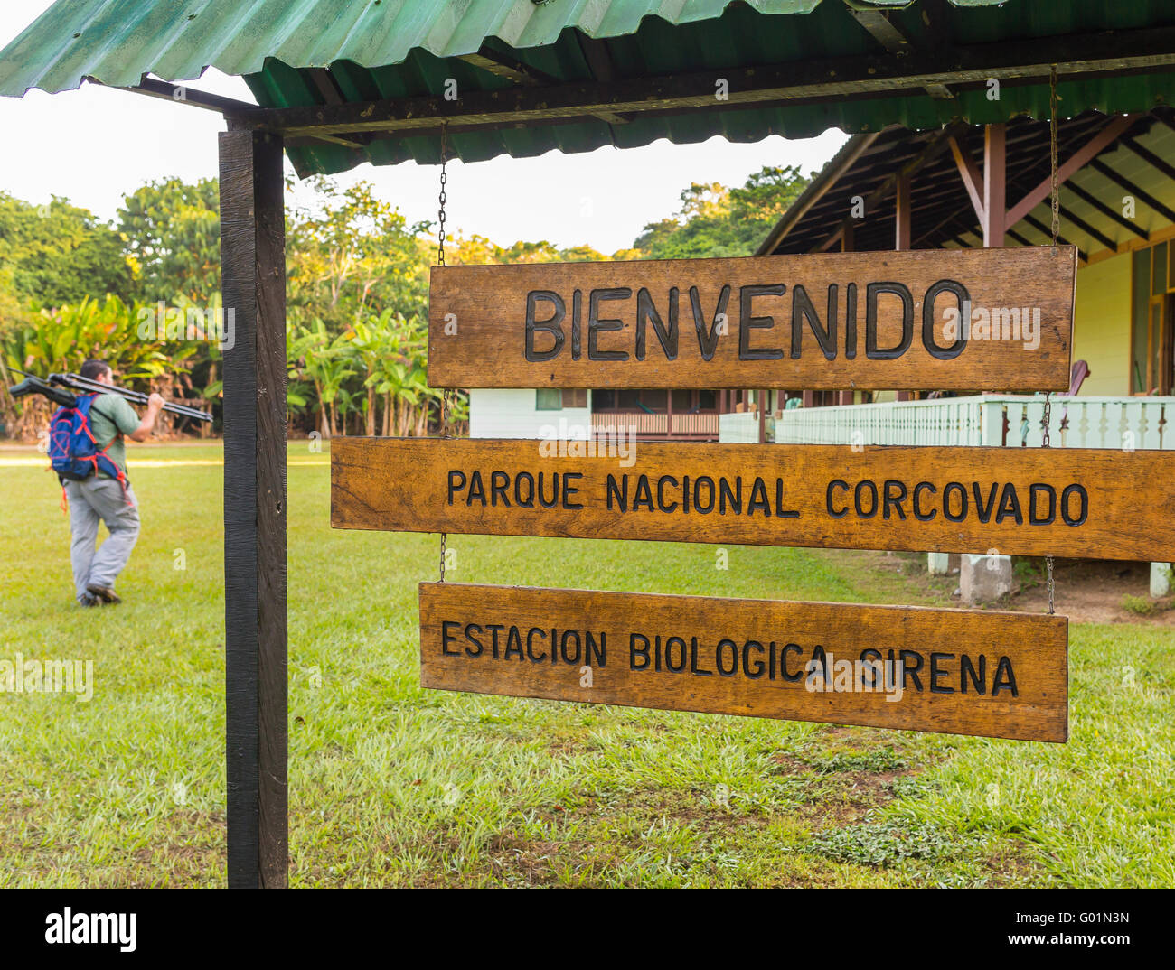 Parco nazionale di Corcovado, COSTA RICA - segno di benvenuto al Sirena stazione di Ranger, osa penisola. Foto Stock