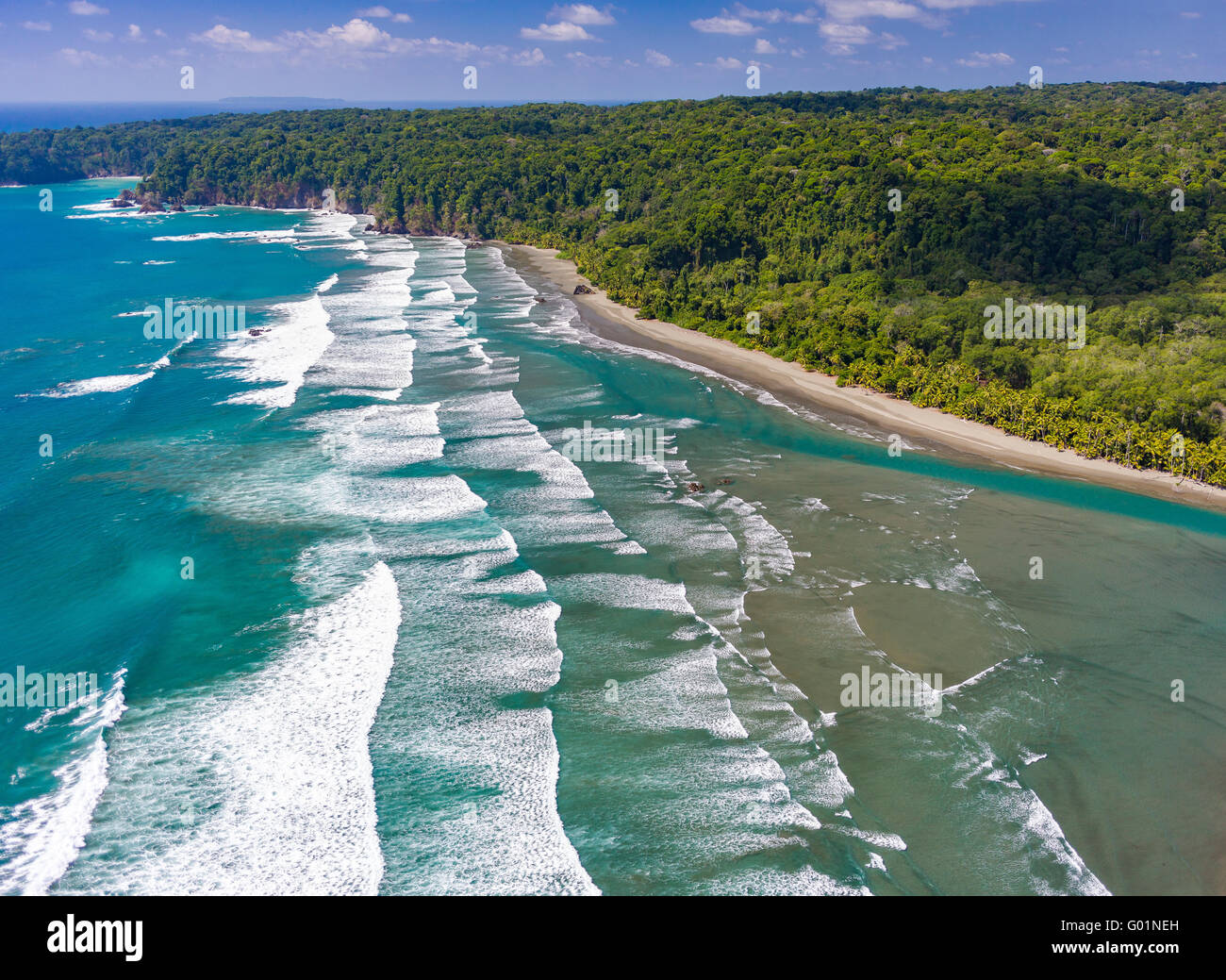 Parco nazionale di Corcovado, COSTA RICA - Rio Claro si svuota nel Oceano Pacifico, Osa Peninsula foresta di pioggia. Foto Stock