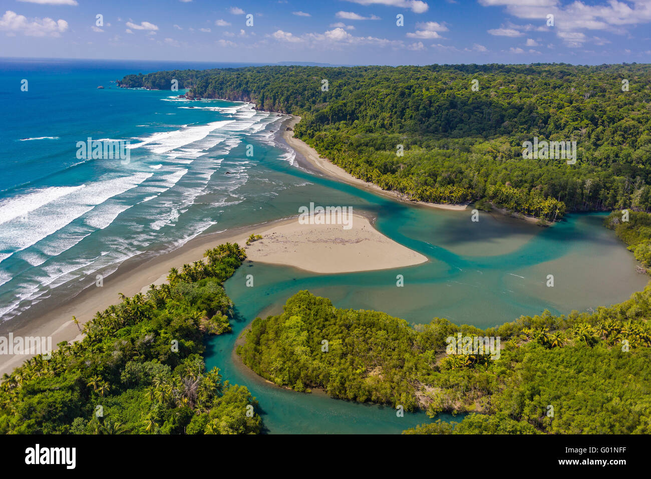 Parco nazionale di Corcovado, COSTA RICA - Rio Claro si svuota nel Oceano Pacifico, Osa Peninsula foresta di pioggia. Foto Stock