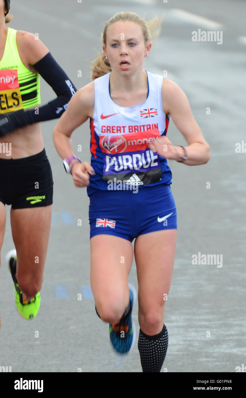 La Maratona di Londra dei soldi della Vergine 2016. Charlotte Purdue ha concluso 16 nella classe femminile d'élite. Atleta britannica femminile che corre Foto Stock