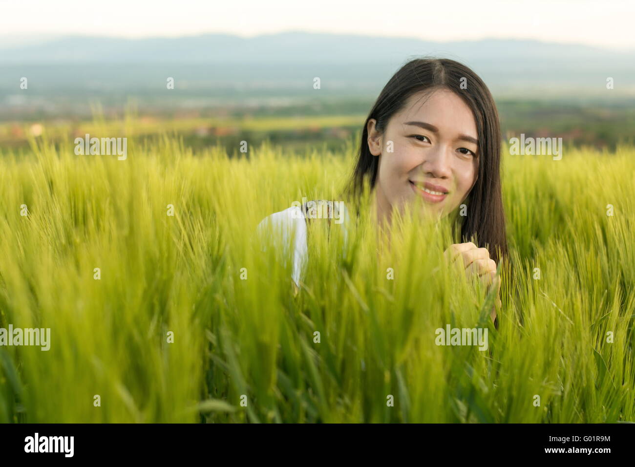 Giovane donna in un campo di grano Foto Stock