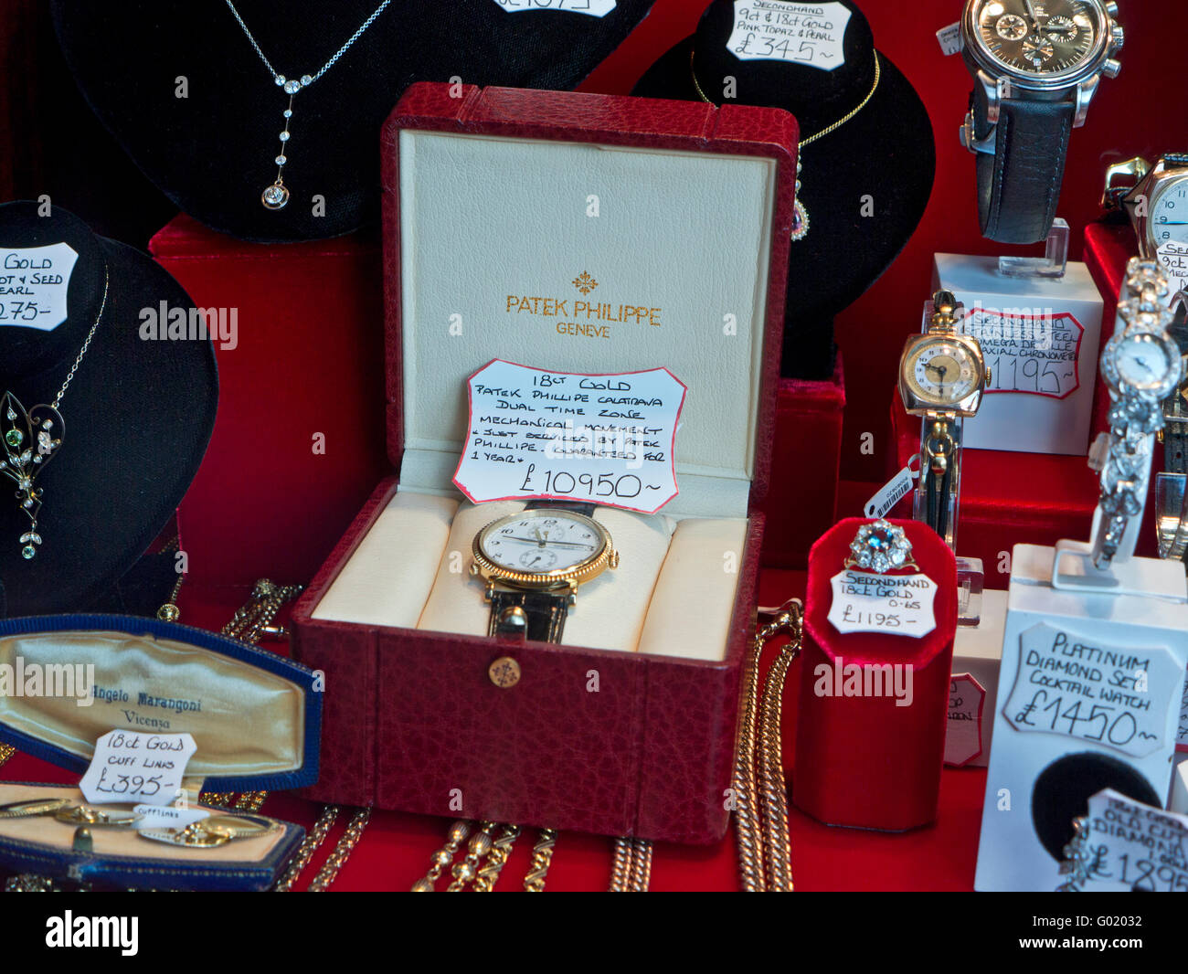 PATEK PHILLIP orologi usati di alto valore tra cui Patek Philippe gioielli e gemme in vendita in gioielleria di lusso antico vetrina Foto Stock