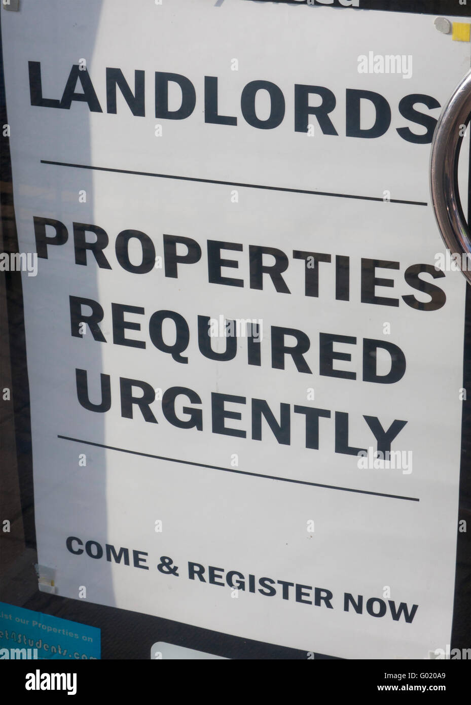 I padroni di casa le proprietà richieste urgentemente cartello segnaletico sulla porta della agenzia di locazione Cardiff Wales UK Foto Stock