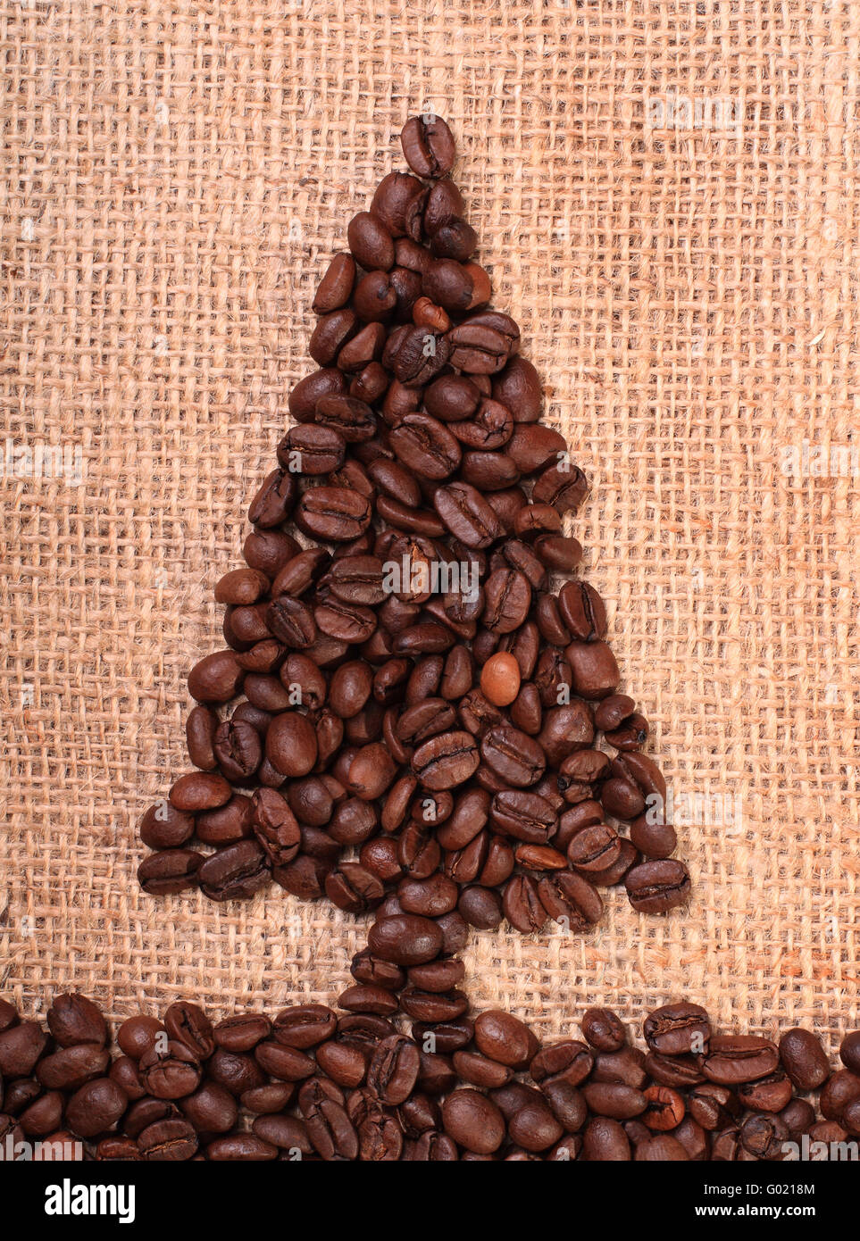 Albero di Natale fatto di chicchi di caffè tostati su un sfondo di tela Foto Stock