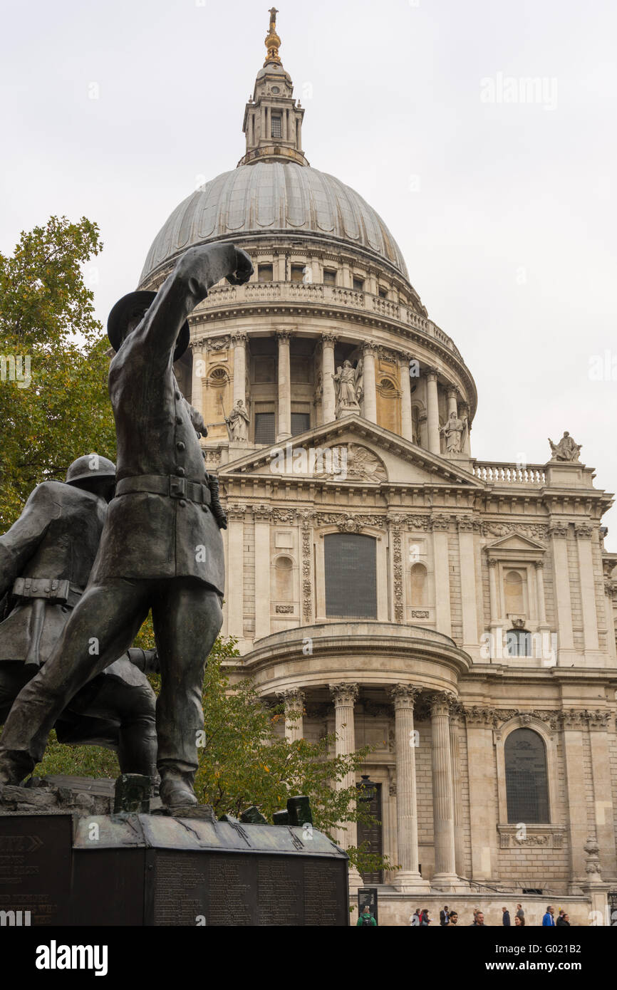 Vigile del Fuoco nazionale's Memorial, Giubileo la passerella con la Cattedrale di St Paul, Londra in background. Foto Stock