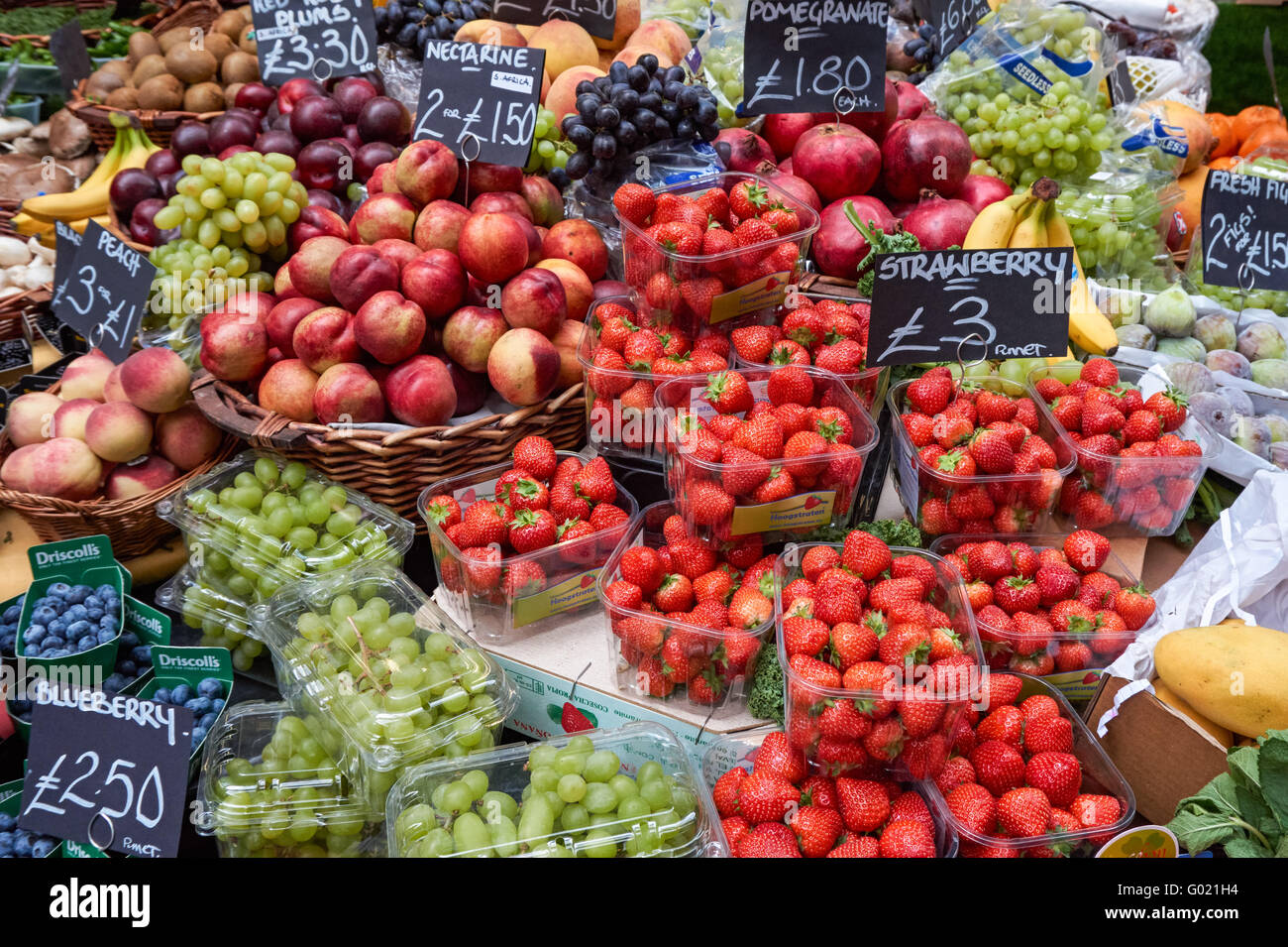 Frutta fresca per la vendita al mercato di Borough in Londra England Regno Unito Regno Unito Foto Stock