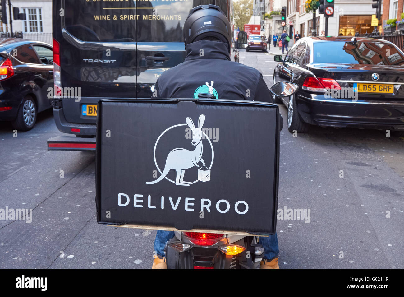 Consegna Deliveroo uomo, Londra Inghilterra Regno Unito Regno Unito Foto Stock