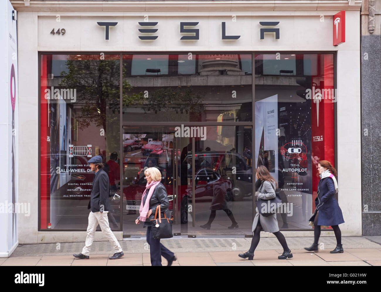 Tesla store su Oxford Street a Londra England Regno Unito Regno Unito Foto Stock