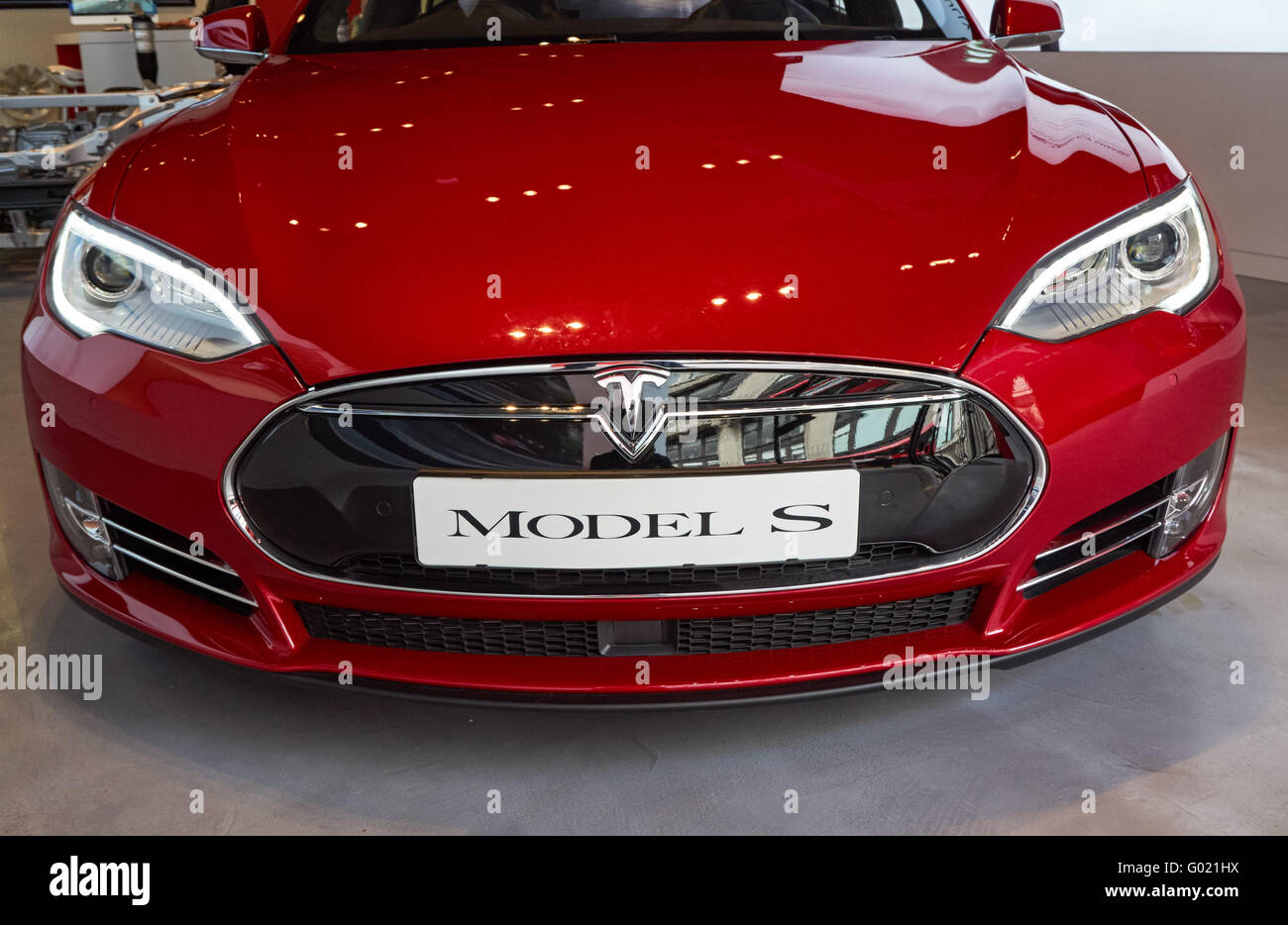 L'auto elettrica Tesla Model S nel negozio Tesla Motors A Londra Inghilterra Regno Unito Foto Stock