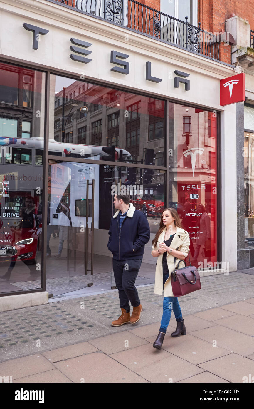 Tesla store su Oxford Street a Londra England Regno Unito Regno Unito Foto Stock
