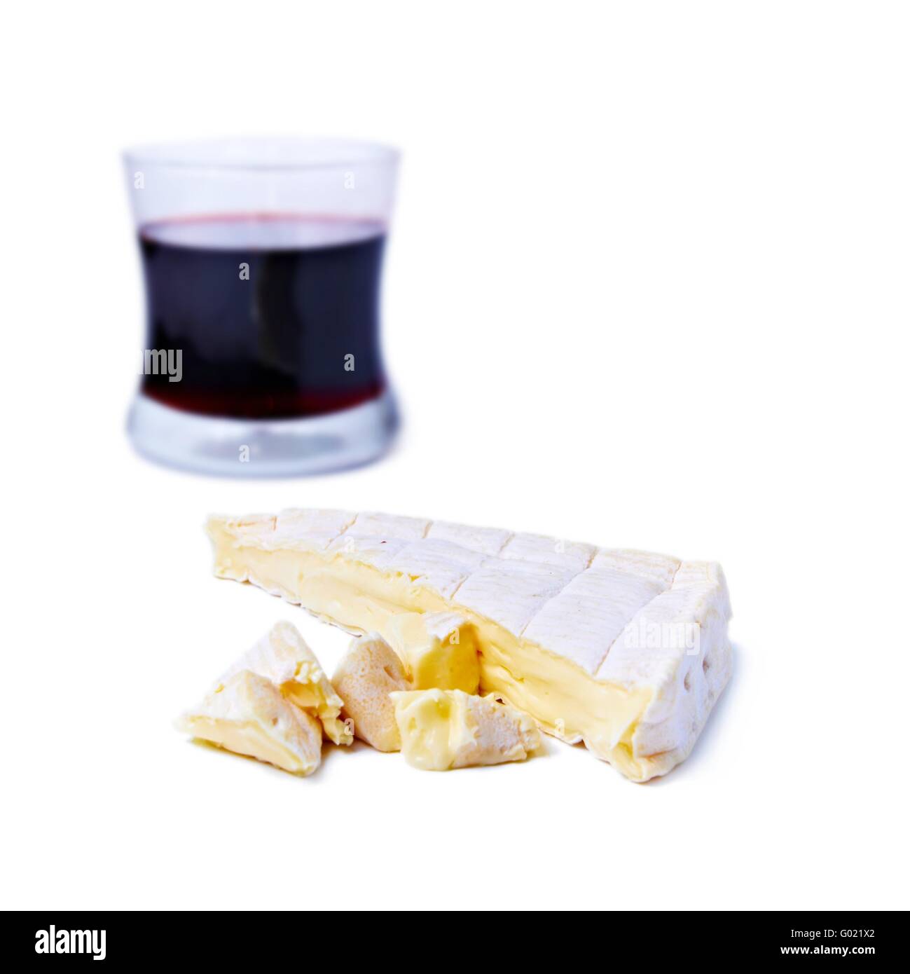 Formaggio Brie e bicchiere di vino rosso Foto Stock