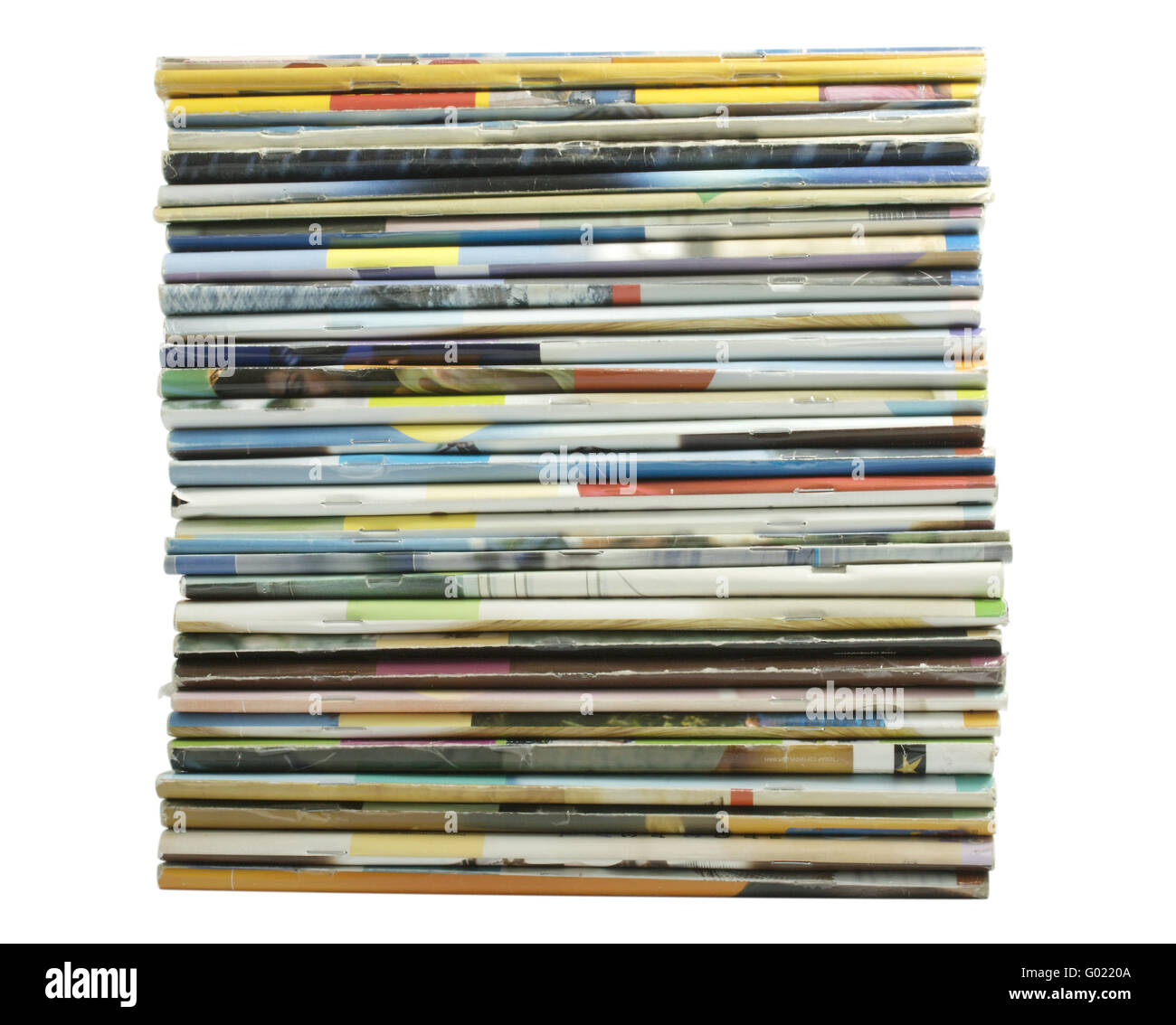 Cumulo di multi-colore di vecchie riviste su uno sfondo bianco viene isolato Foto Stock