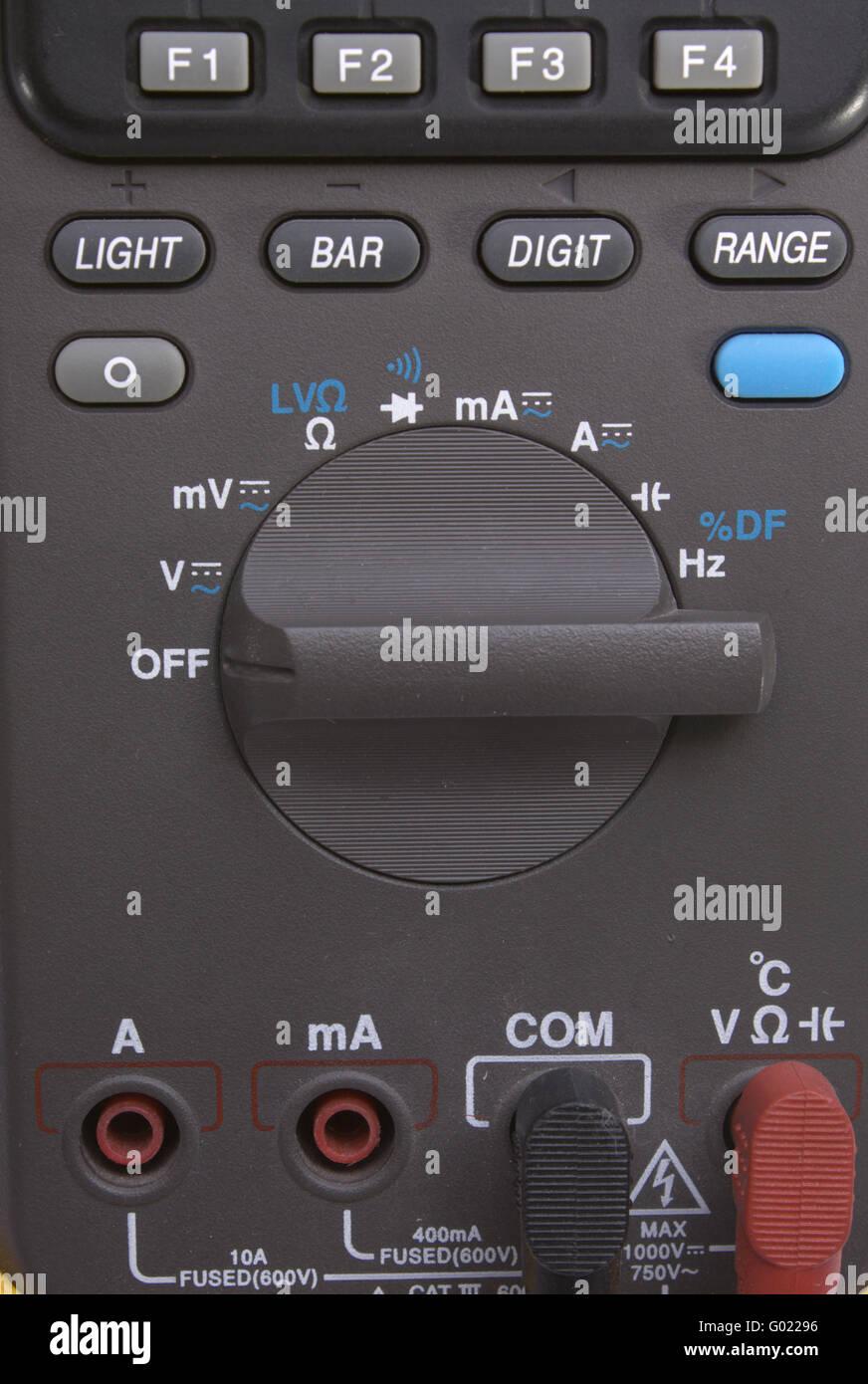 La gestione di un multitester di colore grigio con tasti funzione Foto Stock