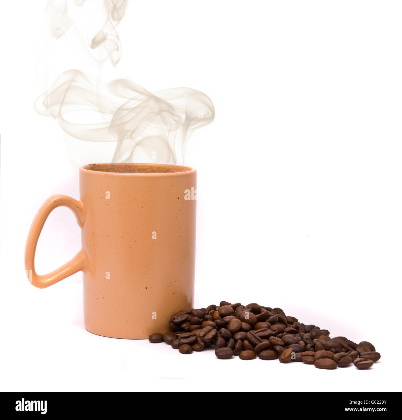 I chicchi di caffè e la tazza con il fumo su uno studio sullo sfondo bianco Foto Stock