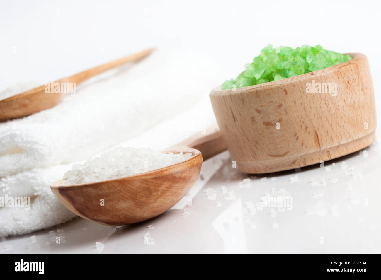 Spa essentials (bagno di sale in un cucchiaio e asciugamano) Foto Stock