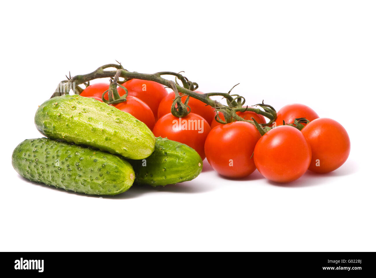 Freschi pomodori e cetrioli su studio sullo sfondo bianco. Foto Stock