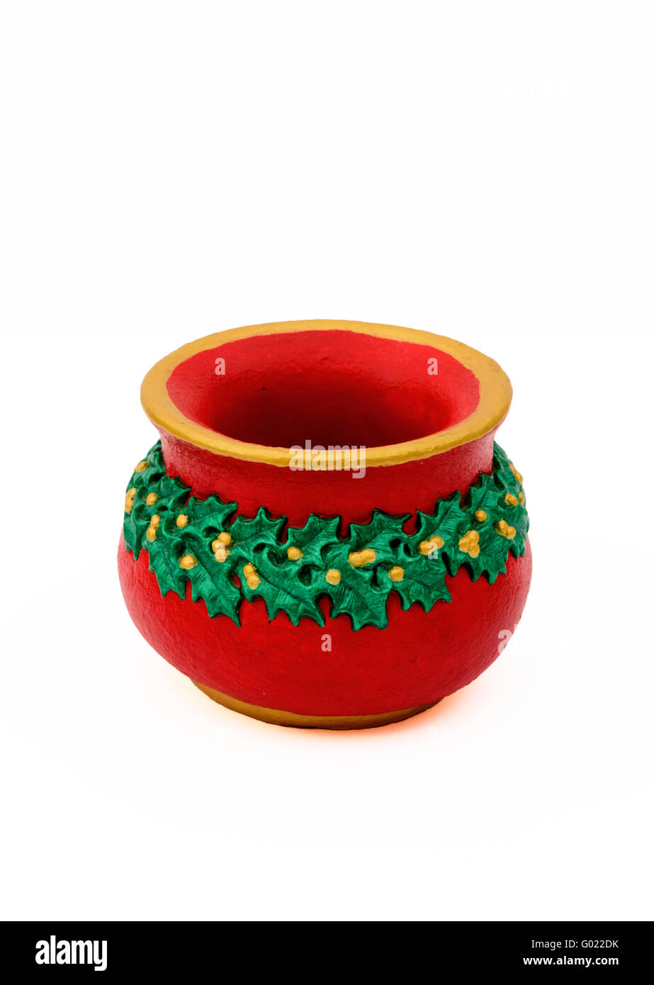 Natale piatto di caramelle, rosso con bordo in oro e verde holly contro un puro sfondo bianco. Foto Stock