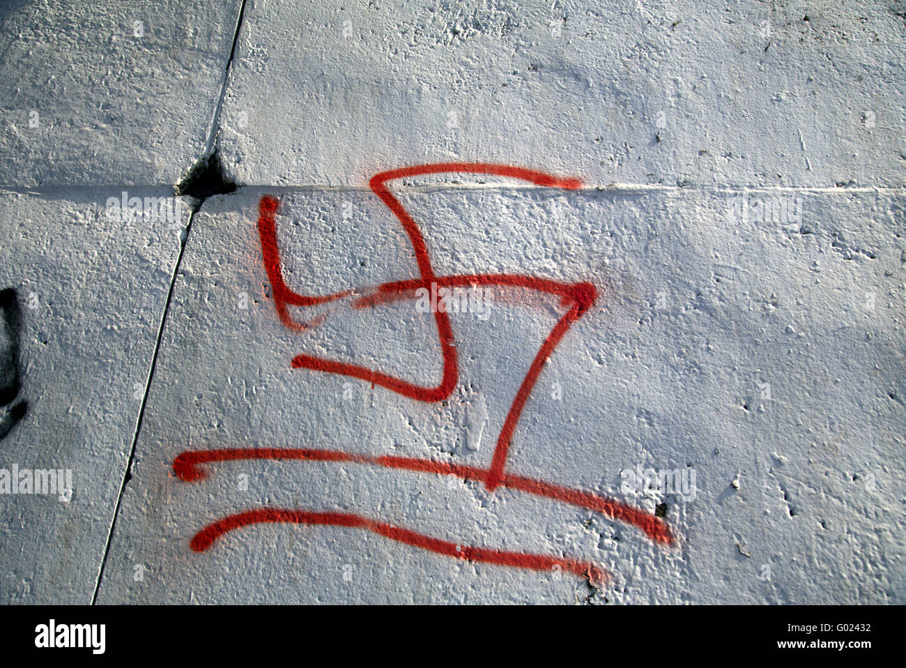 Nazi swastika graffiti percorso sul canale a Glasgow, in Scozia. Foto Stock