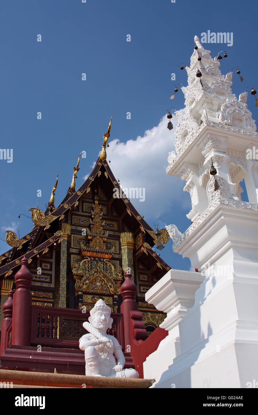 Tempio buddista e scolpito torre bianca con wind-campane in Thailandia Foto Stock