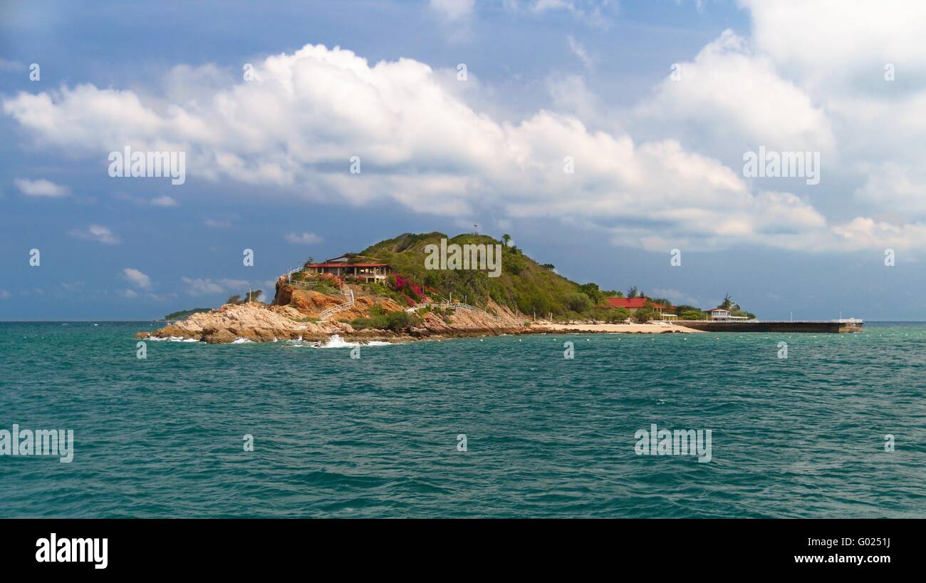 Alte scogliere sull'isola tropicale Foto Stock