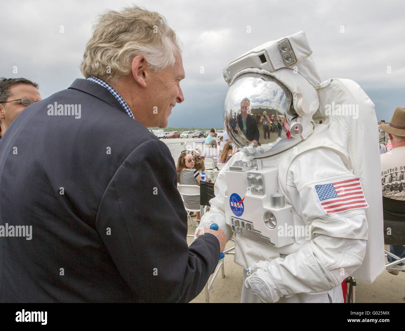 Il governatore della Virginia Terry McAuliffe saluta un uomo che indossa un costume da astronauta durante un Open House presso la NASA Langley Research Center Aprile 23, 2016 in Hampton, Virginia. Foto Stock