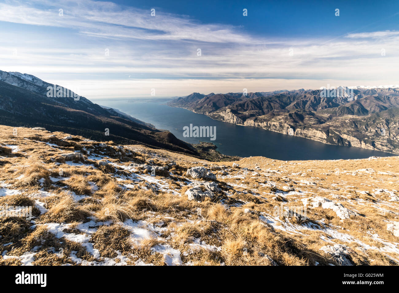 Panorama del Lago di Garda (Italia) visto dalla cima del Monte Baldo. Foto Stock