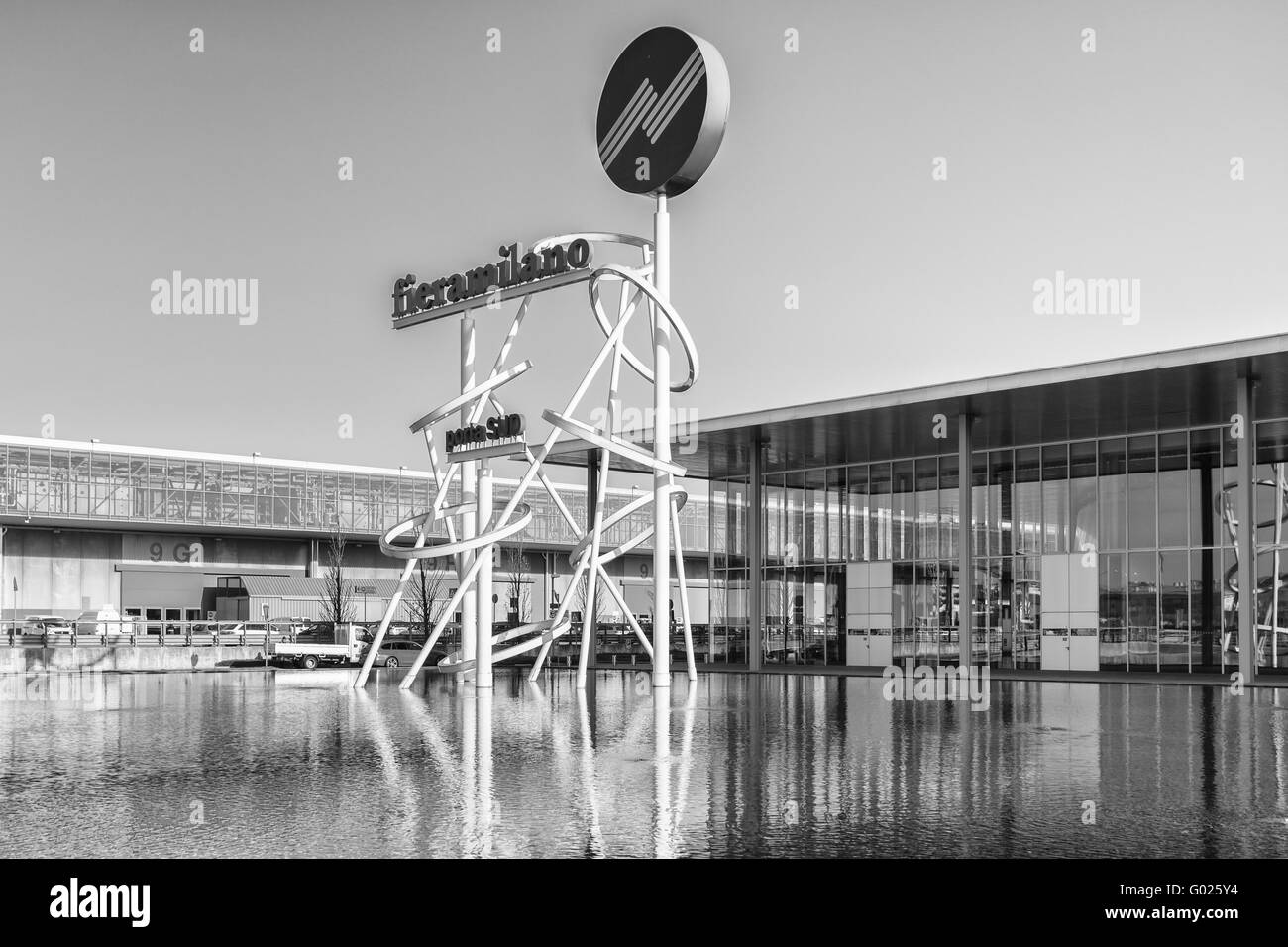 Milano, Italia - 17 Marzo 2016: simbolo all'ingresso della porta sud della fiera di Milano, Italia. Foto Stock
