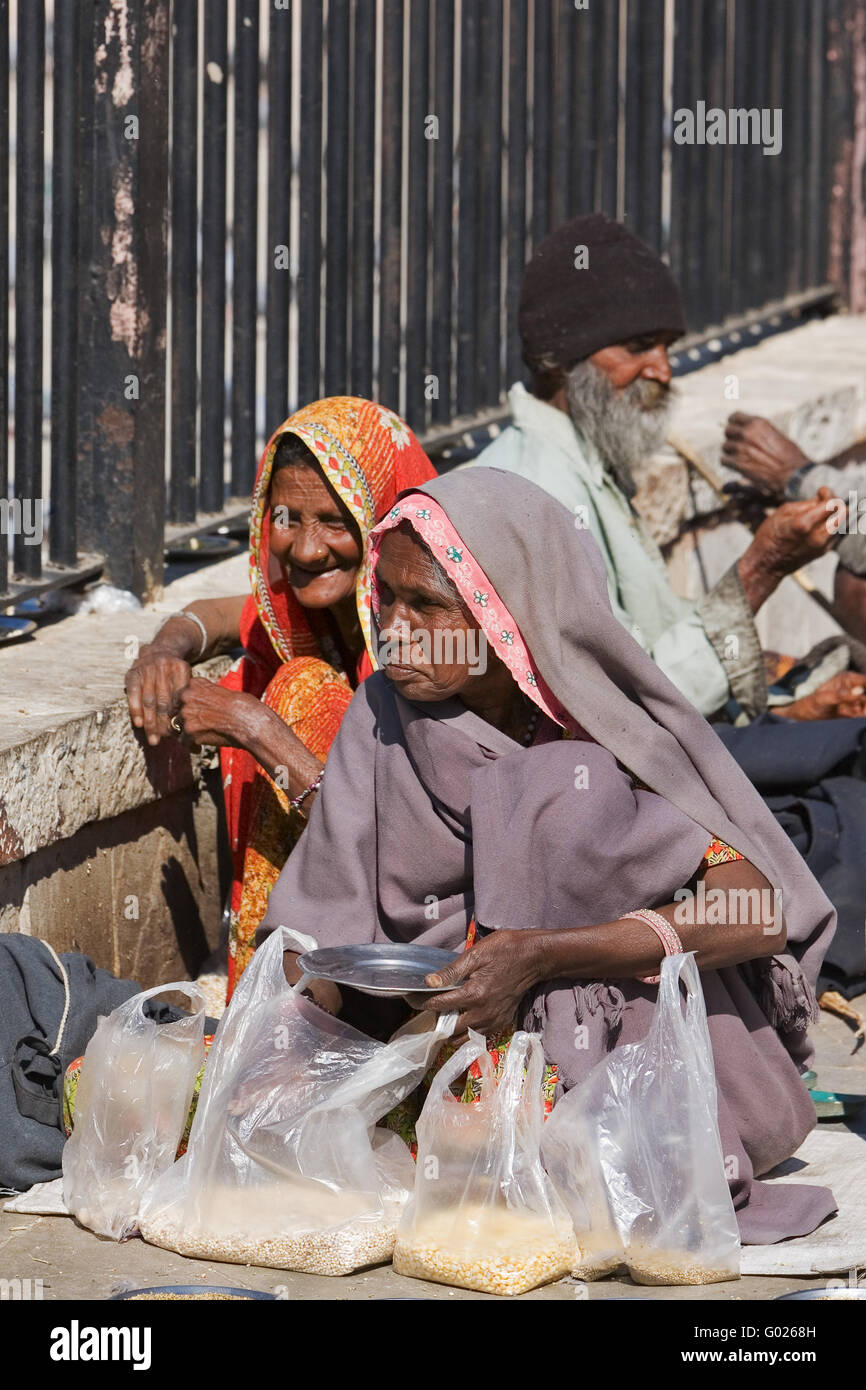 Il vecchio donna indiana su un mercato . India del nord, India, Asia Foto Stock