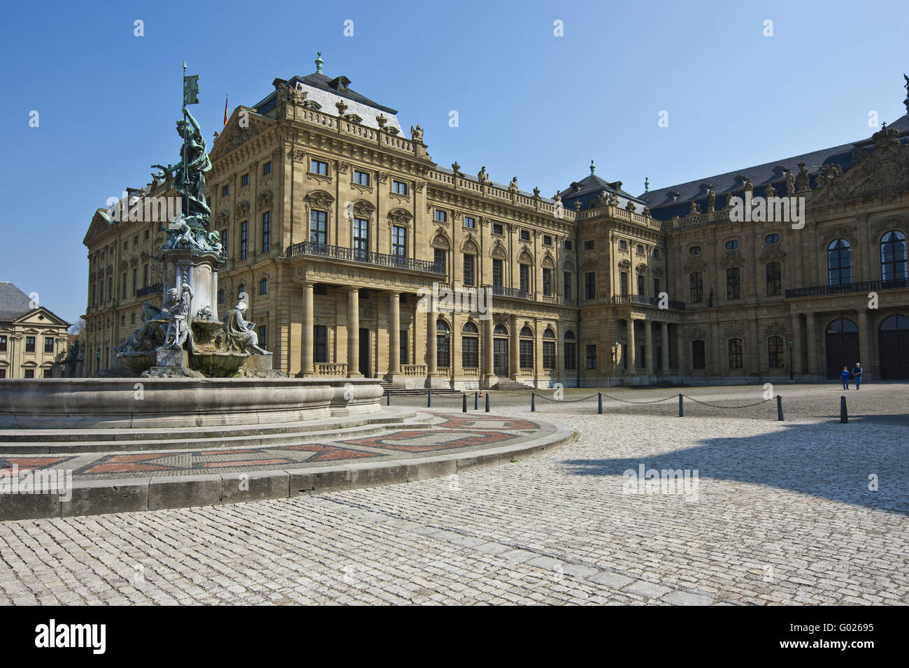 Hofgarten e il castello barocco di Residenza di Würzburg Foto Stock