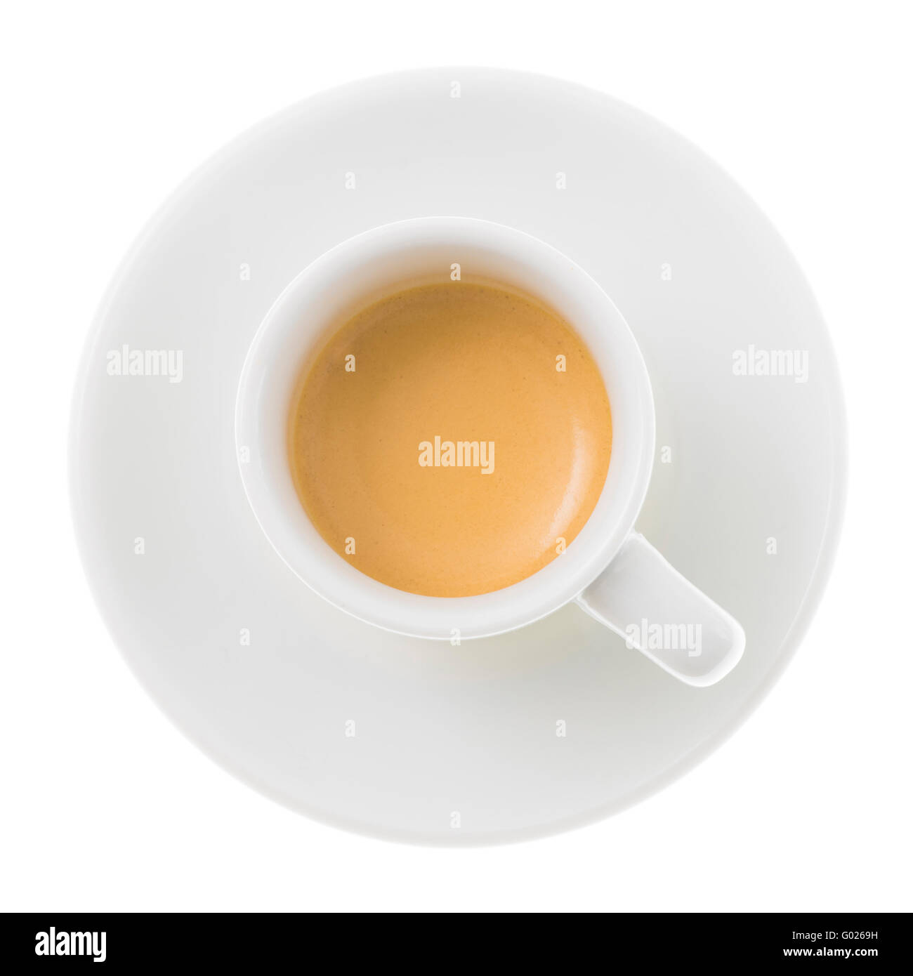 White tazza di caffè espresso sul piattino contro uno sfondo bianco visto dal di sopra Foto Stock