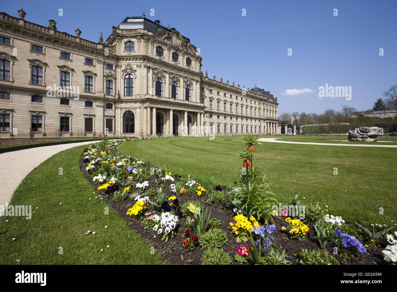 Hofgarten e il castello barocco di Residenza di Würzburg Foto Stock