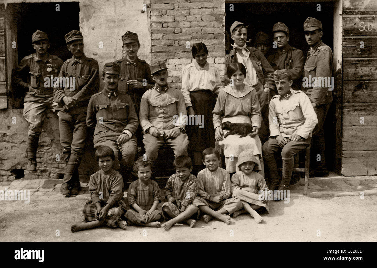 I soldati con la popolazione civile, fotografia storica, circa 1945 Foto Stock