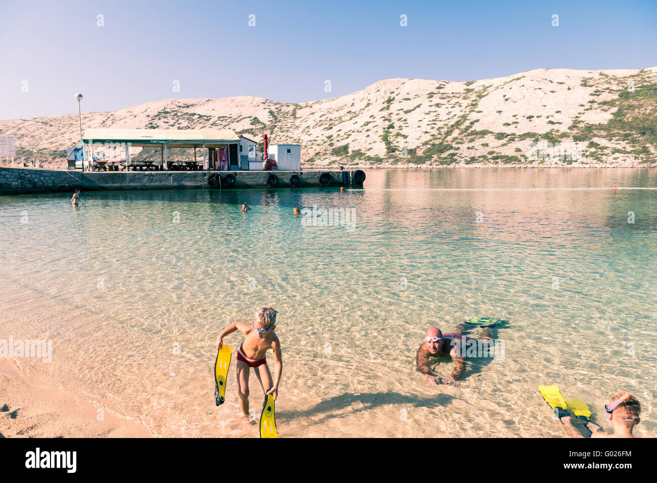 Isola di Rab, Croazia - Agosto 9, 2015: snorkelling nelle acque cristalline dell'isola di Rab, Croazia. Foto Stock