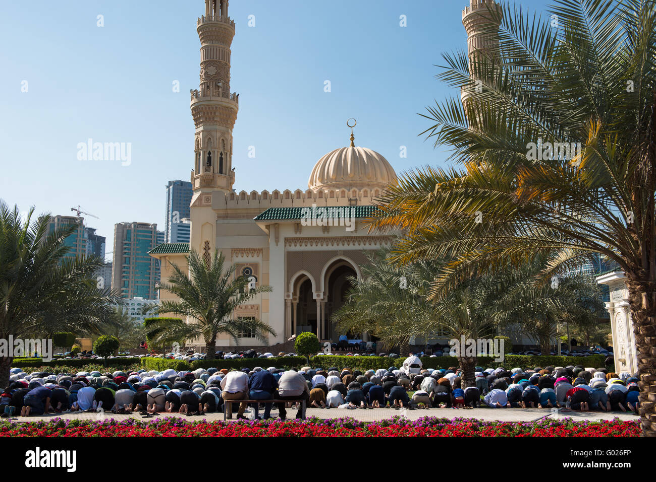 Persone adorare al di fuori di una moschea, Emirato di Sharjah Emirati arabi uniti. Foto Stock