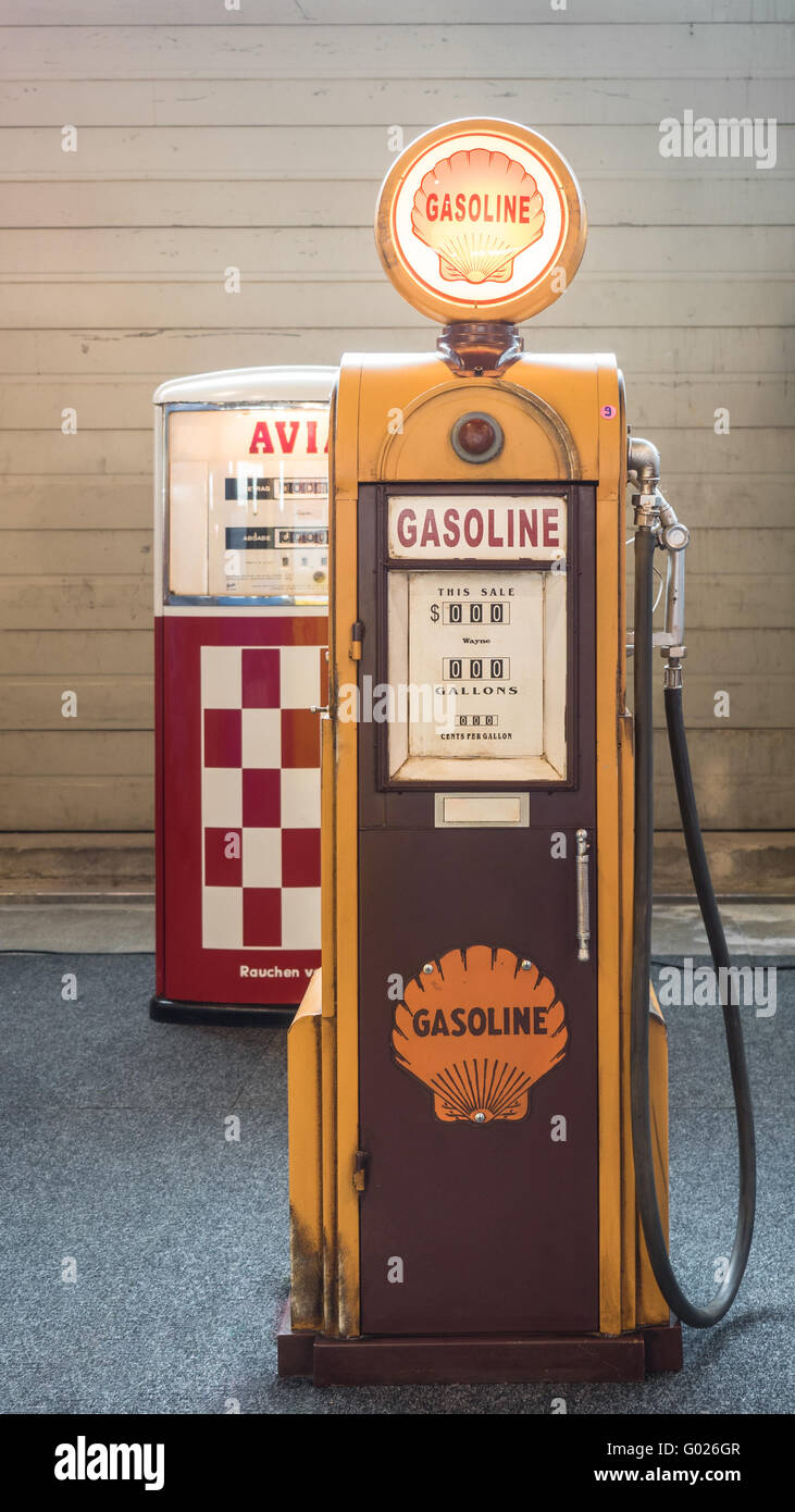 Verona, Italia - 9 Maggio 2015: Dettaglio di una vecchia pompa carburante ripristinato. Foto Stock