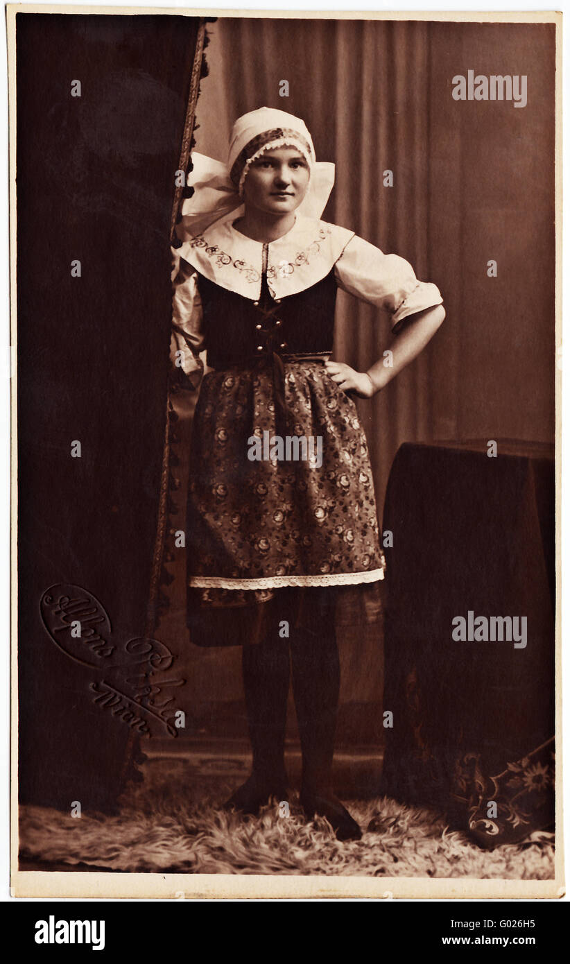 Ragazza in un costume, fotografia storica, intorno al 1930 Foto Stock