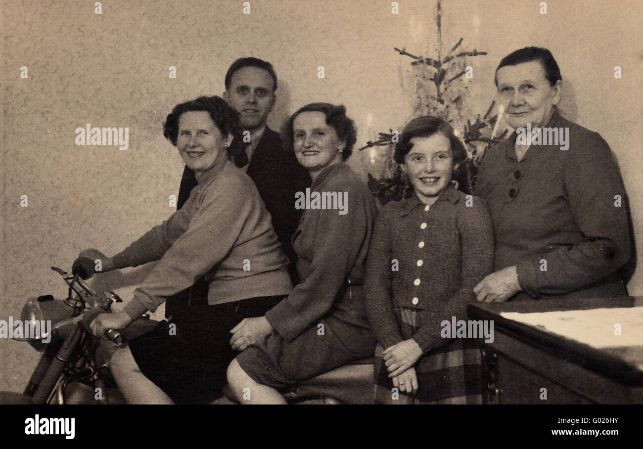 La famiglia a Natale, fotografia storica, circa 1955 Foto Stock