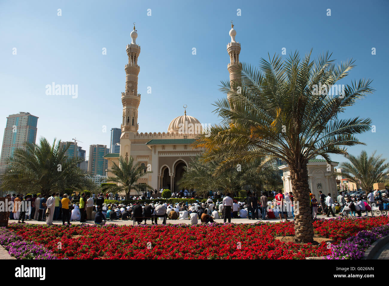 Adorare al di fuori di una moschea, Emirato di Sharjah Emirati arabi uniti. Foto Stock