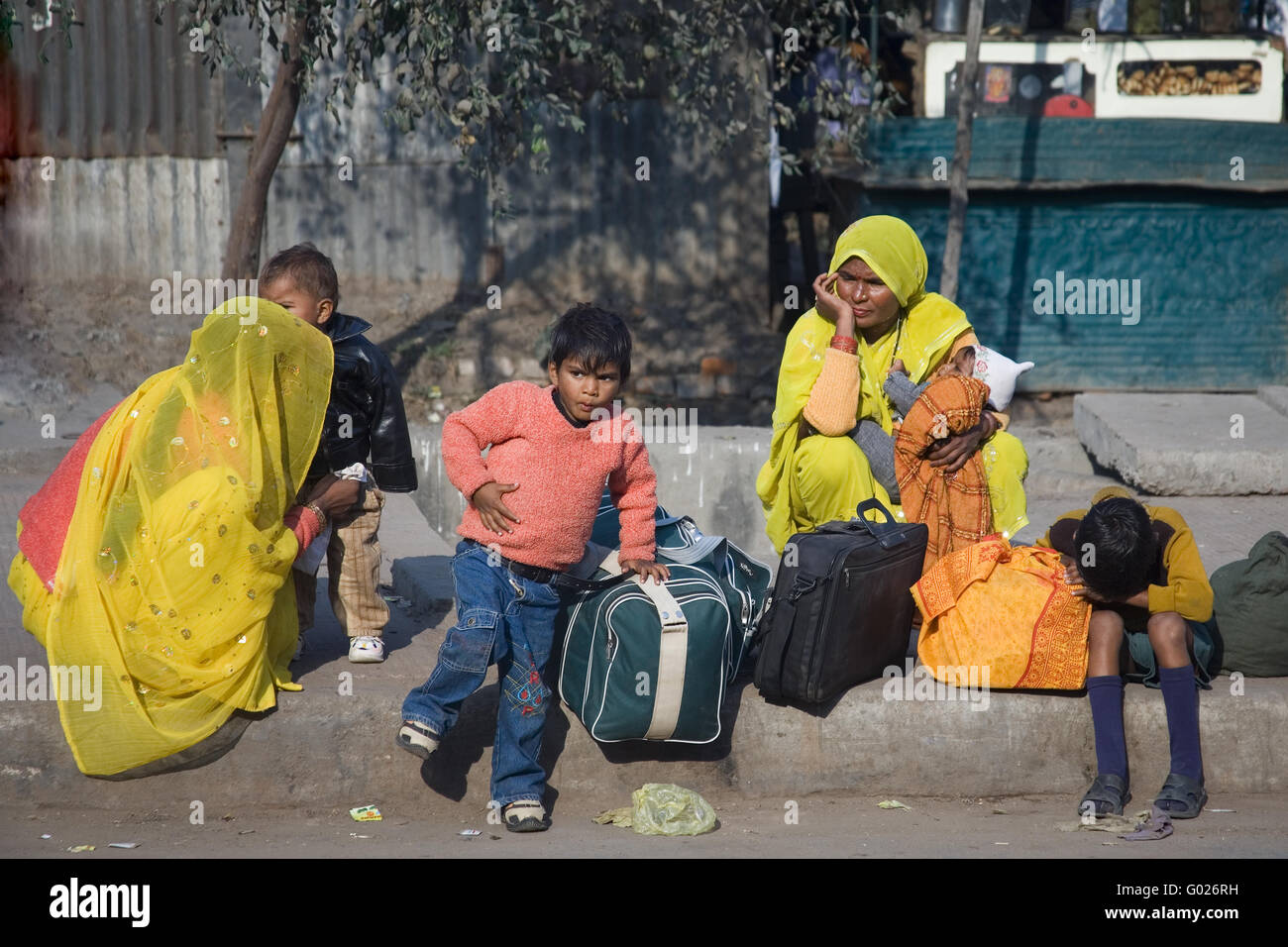 Donna indiana con bambini sul ciglio della strada, Nord India, India, Asia Foto Stock