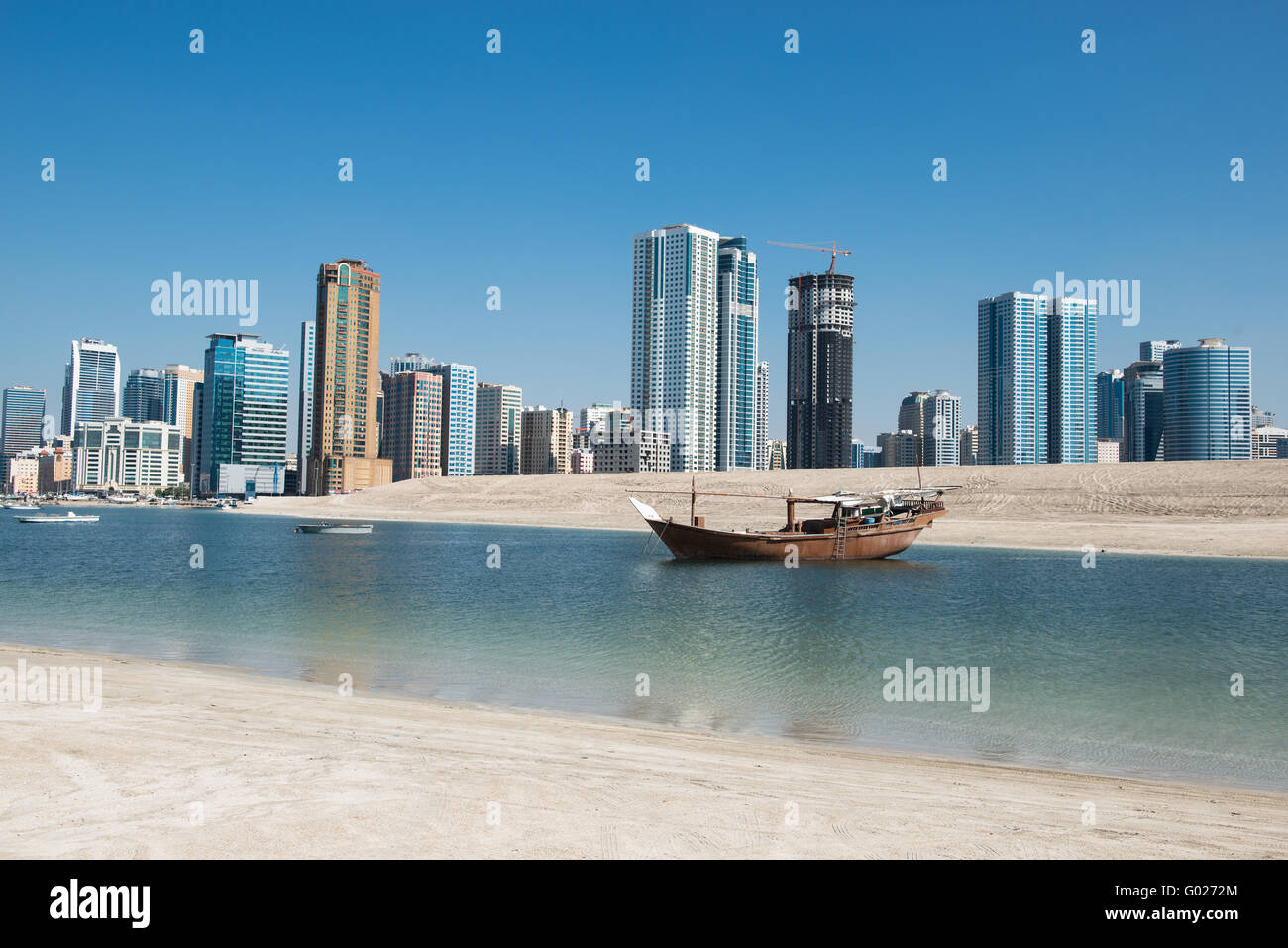 Barca tradizionale con il moderno skyline, Emirato di Sharjah Emirati arabi uniti. Foto Stock