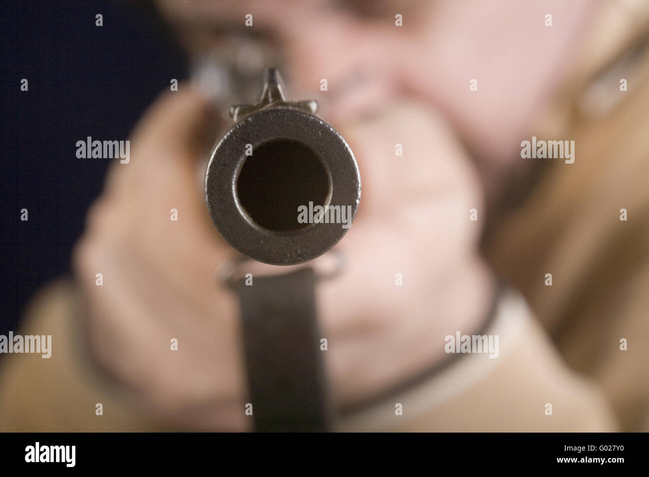 uomo con la pistola Foto Stock