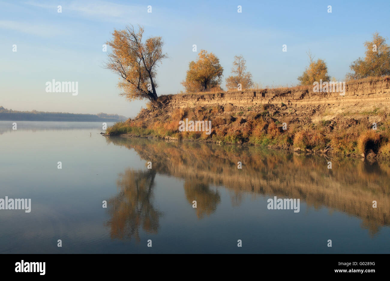 Bel mattino paesaggio-isola sul Fiume Freddo e la sua riflessione speculare Foto Stock