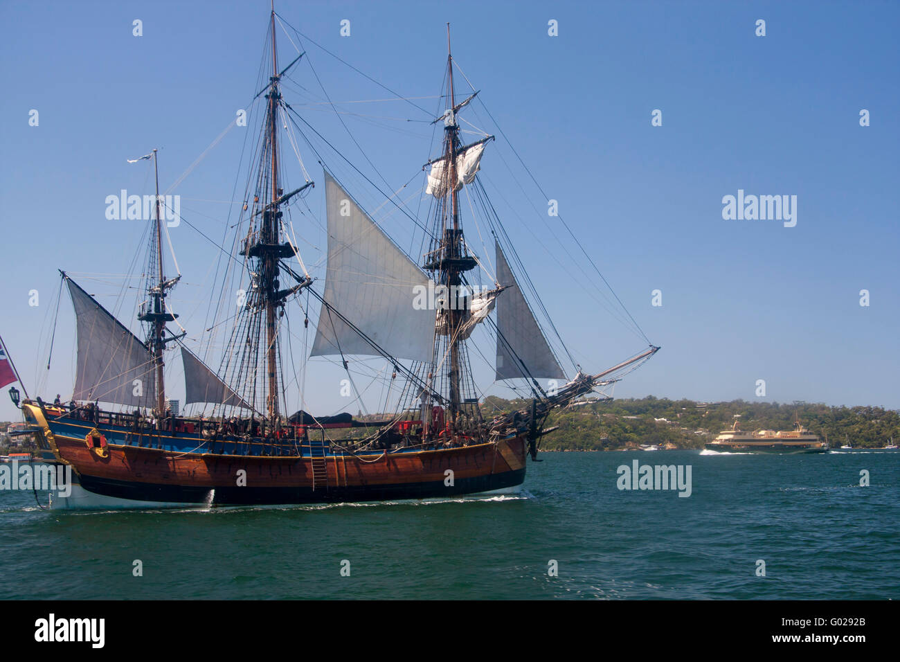 Historic tall ship la crociera nel Sydney Harbour con traghetto Manly in background Sydney NSW Australia Foto Stock