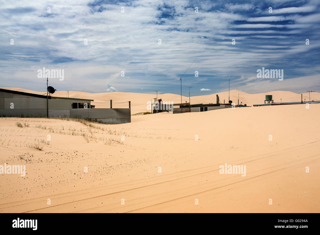 La città di stagno di pescatori di baracche di capanne in dune di Stockton Stockton Beach ansa New South Wales NSW Australia Foto Stock