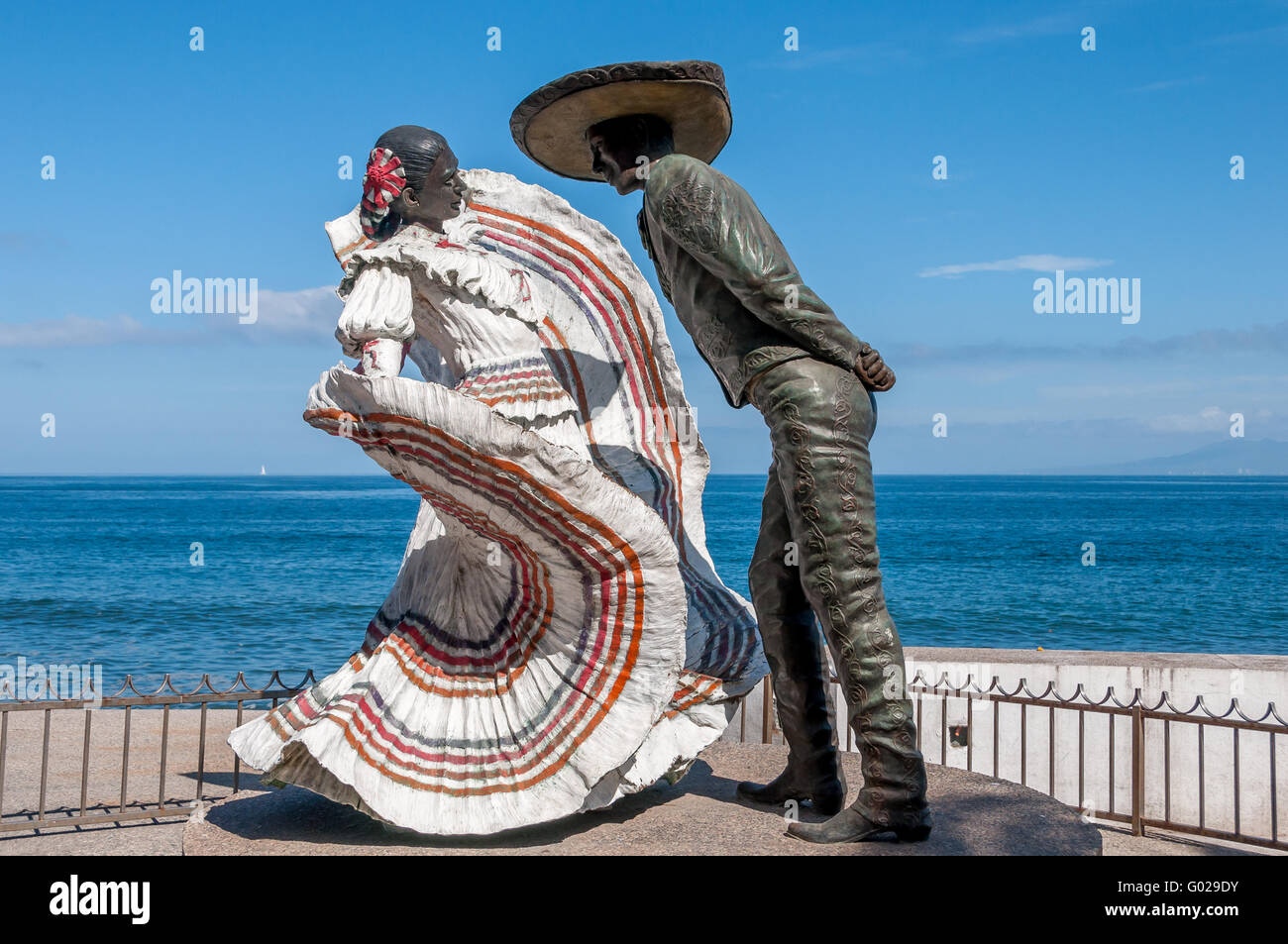 Bailarines de Vallarta / ballerini di Vallarta scultura in bronzo sul Malecon Puerto Vallarta, ballare il Mexican Hat Dance Foto Stock