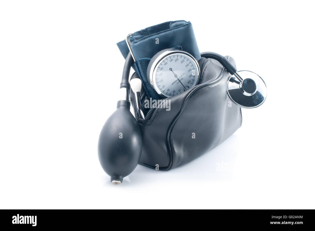 Il dispositivo medico per la misurazione della pressione sanguigna su sfondo bianco Foto Stock