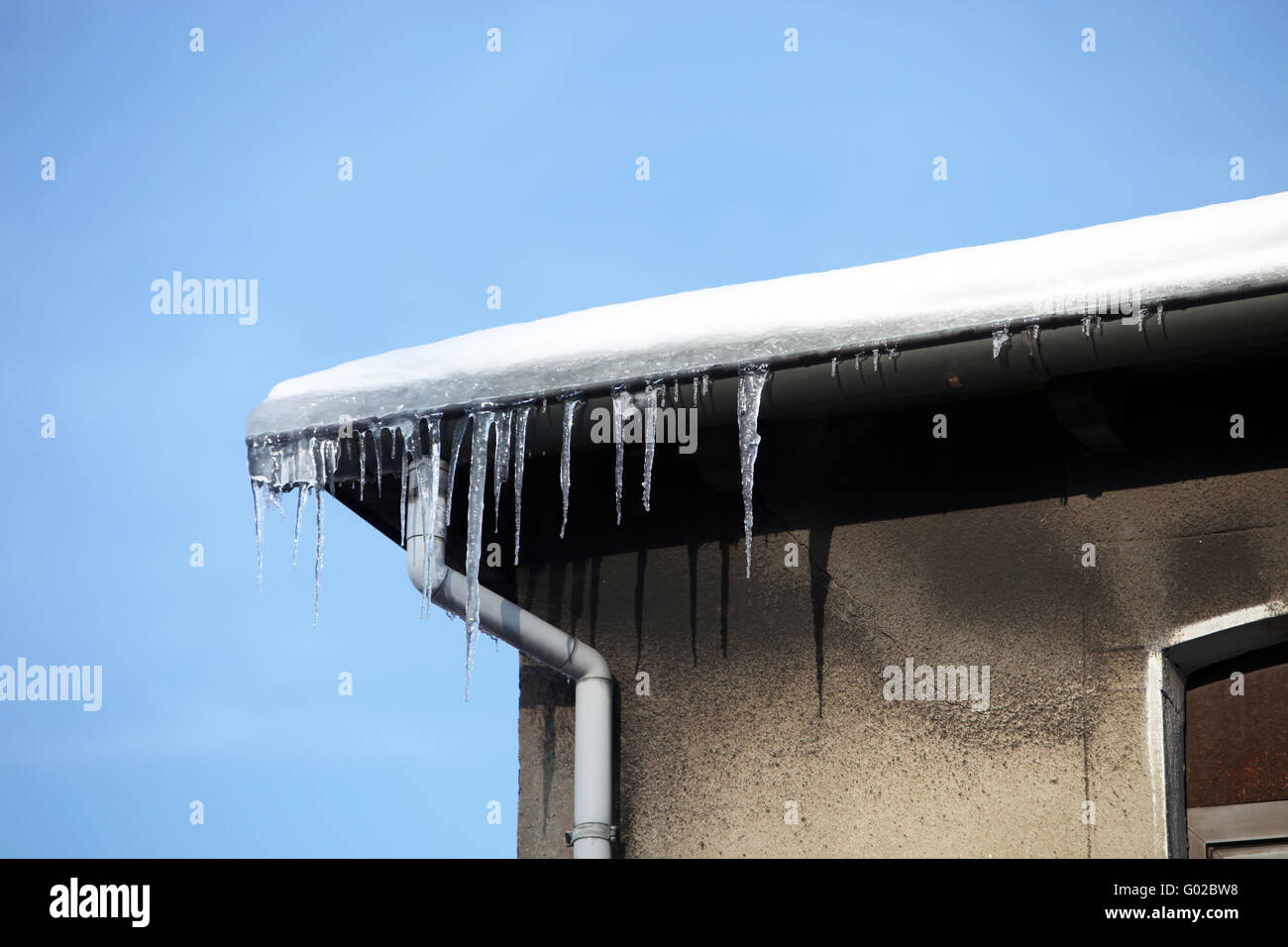 Gefährliche Eiszapfen am Haus-Dangerous ghiaccioli sulla casa Foto Stock