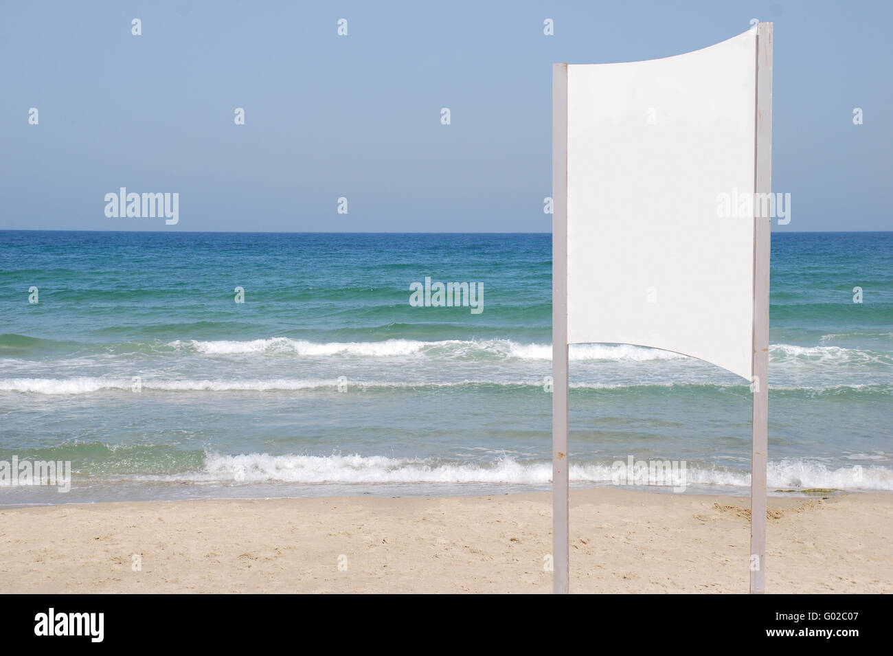 Un vuoto segno bianco su un palo da mare Foto Stock